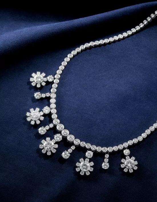 Diamond Fringe Necklace 　　钻石项链（钻石共重约51.26克拉） 　　成交价：RMB 1，437，500