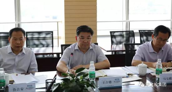 省委宣传部副部长王吉德在座谈会上讲话