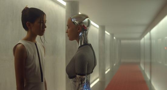 ▲ 电影《机械姬》(Ex Machina)中类人机器人与智能机器人