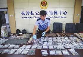 警方现场展示查获的玉器、墓志铭、金丝楠木等涉案物品。图:记者宋凯欣