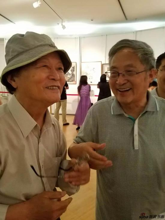南京艺术学院教授周积寅先生和李荣洲先生观看展览