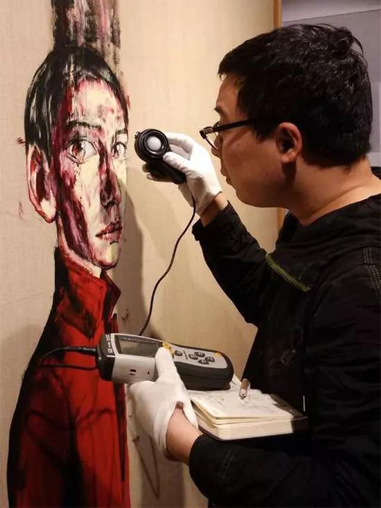 刘宏剑在“曾梵志:散步”布展现场