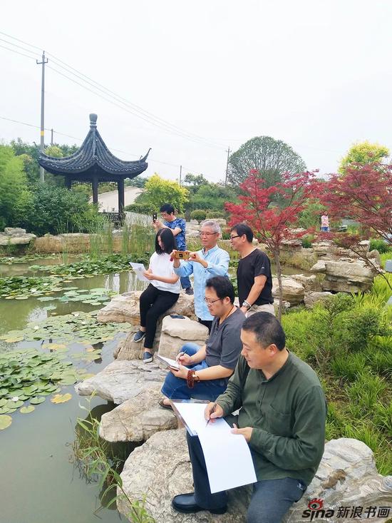 · 南京市花鸟画研究会成员在生态园中写生