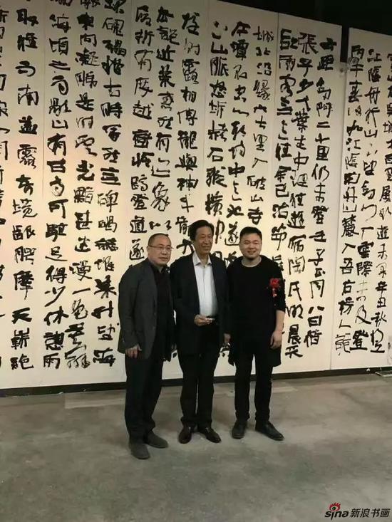 著名书法家王友谊（中）、中国书法杂志主编朱培尔（左）在秦健书法展现场