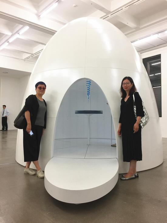 林天苗和马琳在《反应》作品前