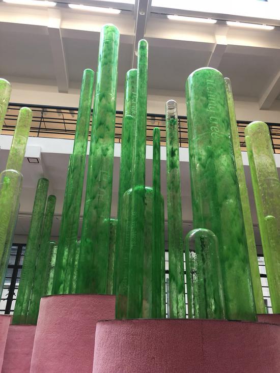 林天苗,《我的花园》(局部),铝合金框架结构、玻璃、液体循环系统、地毯,尺寸可变,2018年