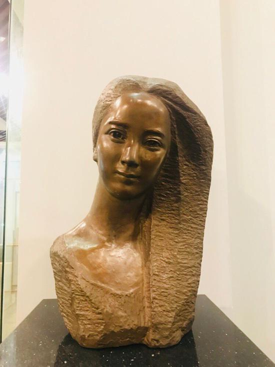 陈淑光《佳佳》36X25X58cm 青铜、圆雕 1981年 中国妇女儿童博物馆收藏