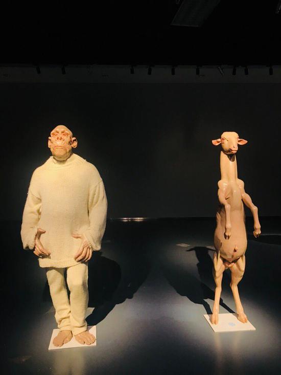 曹晖《纯羊毛一号》高185cm 树脂、纤维等综合材料 2005年