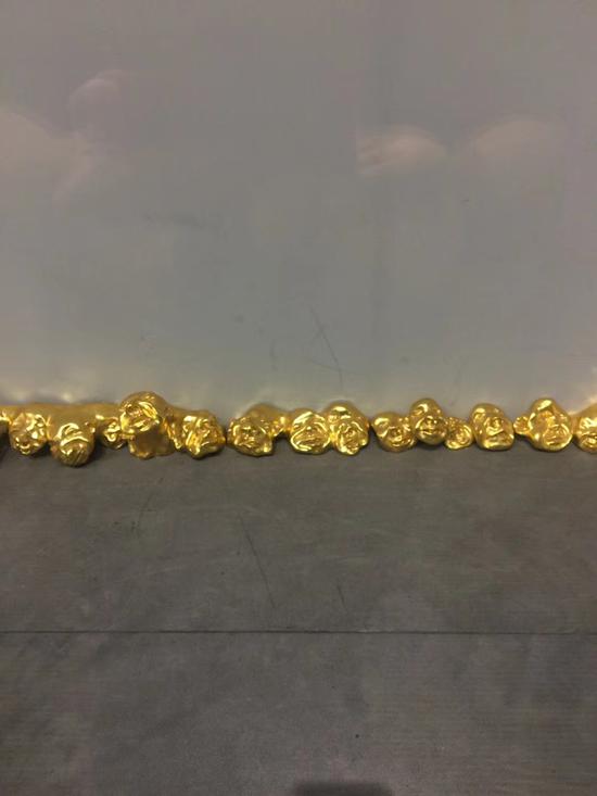 方力钧《23pieces》15×15×600cm 铜、金粉 2005年