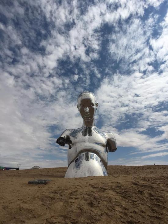 雕塑家景晓雷的作品《预言》 伫立在甘肃省民勤县腾格里沙漠。