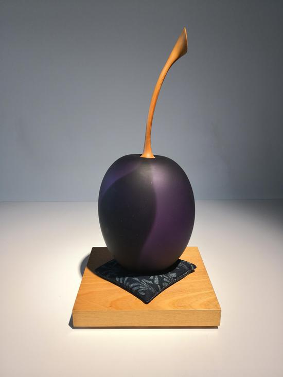 尼克·芒特（澳大利亚），李子，玻璃，23x23x48cm，2012