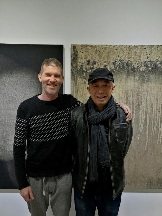 出品人周祁与艺术家查理Charlie Sheard