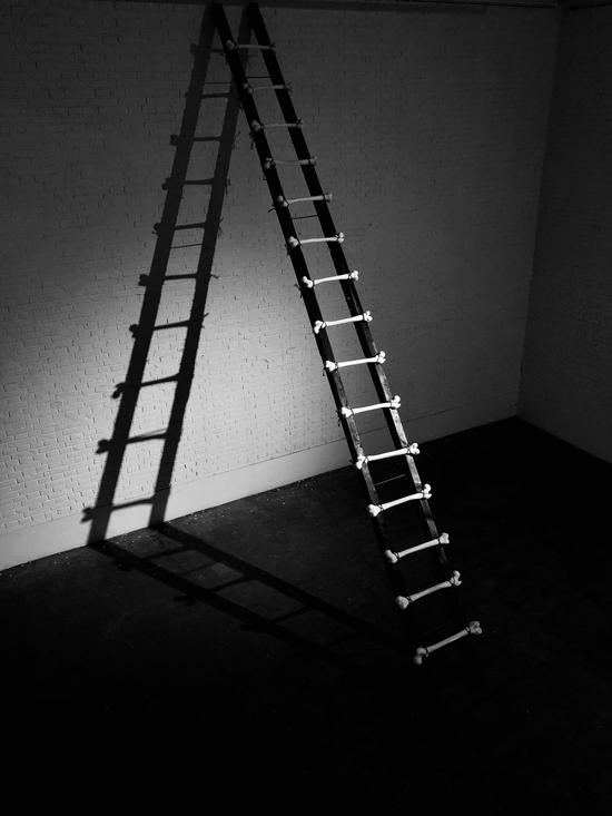 刘水洋《梯》装置 汉白玉、麻、木 尺寸可变 2017年