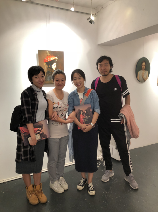 深圳卫视马女士（左一）与艺术家朋友们在画家邸可新先生（右一）个展前合影。