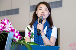 中学高级教师,上海市浦东新区青少年活动中心书画工艺团团长、全国校外教育书画名师金雯作主题演讲