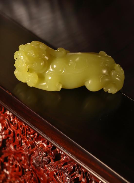 LOT2983 李海濤 黃玉瑞獸把件 12.4×7.5×3.7cm 210g