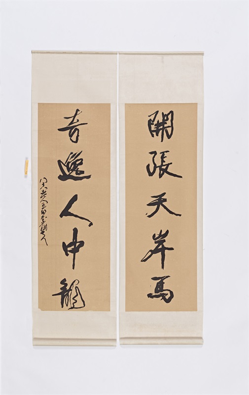 　　开张天岸马，奇逸人中龙 李铁夫 纸本水墨 107.8cm×37.5cm×2 纸本水墨 1949年 广州美术学院美术馆藏