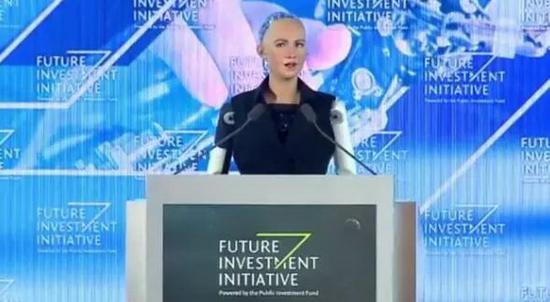 ▲ 史上首个获得公民身份的“女性”机器人Sophia在“未来投资倡议”会议现场发表演说