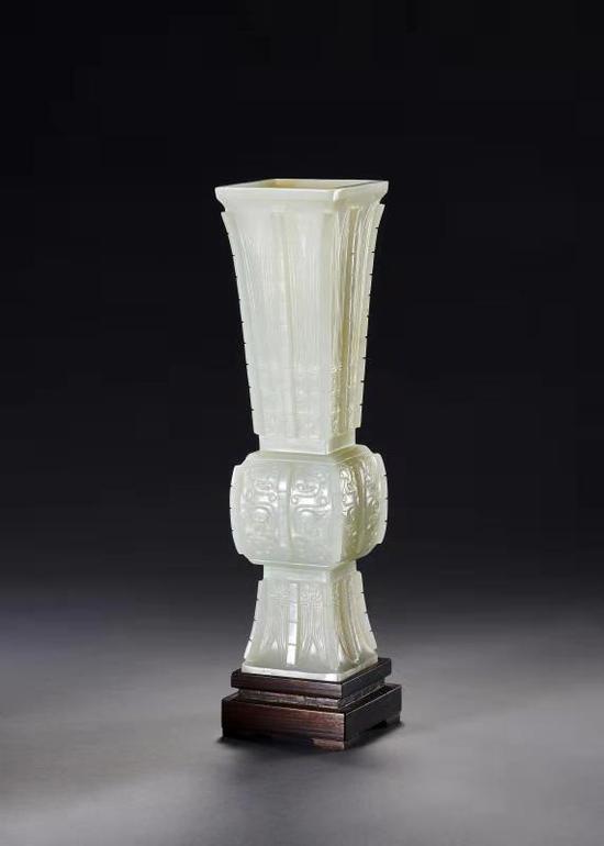 清乾隆 白玉饕餮纹花觚 H19.5cm 来源:英国泽西岛伯爵旧藏;苏富比Sotheby‘s《泽西岛伯爵伉俪玉器典藏》专场12