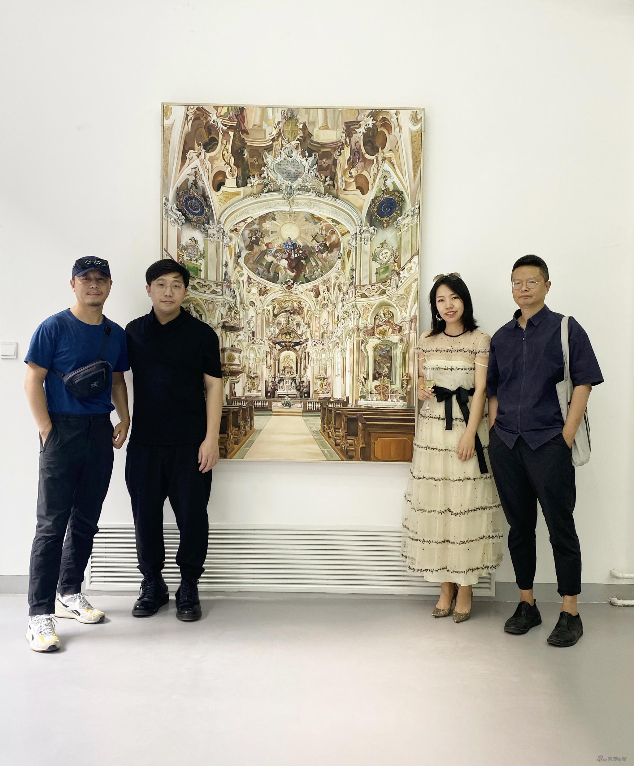 艺术家张钊瀛(左二)艺术仓库创始人赵倩颖女士(右二)与展览嘉宾