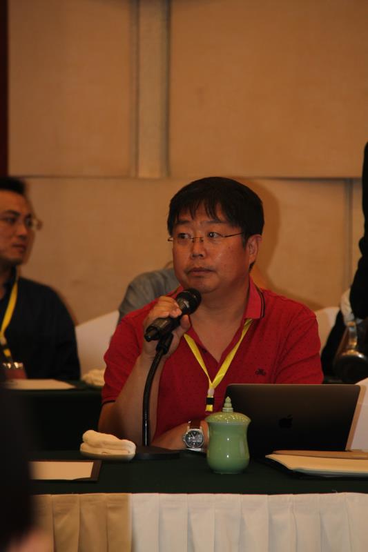内蒙古艺术学院音乐学院院长 、民族音乐学家杨玉成在“永远的乌兰牧骑“分论坛上发言