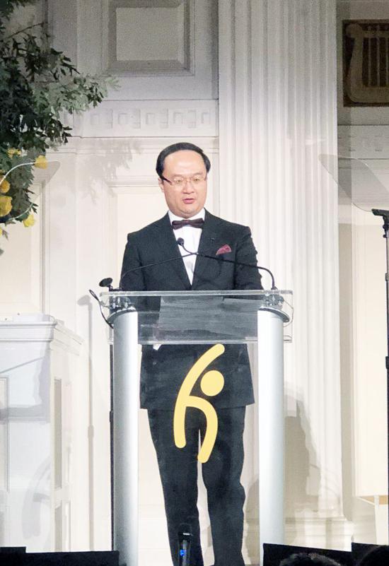 永新华集团(香港)总裁曾粤晖先生代表李永军主席上台领奖,并发表获奖演讲