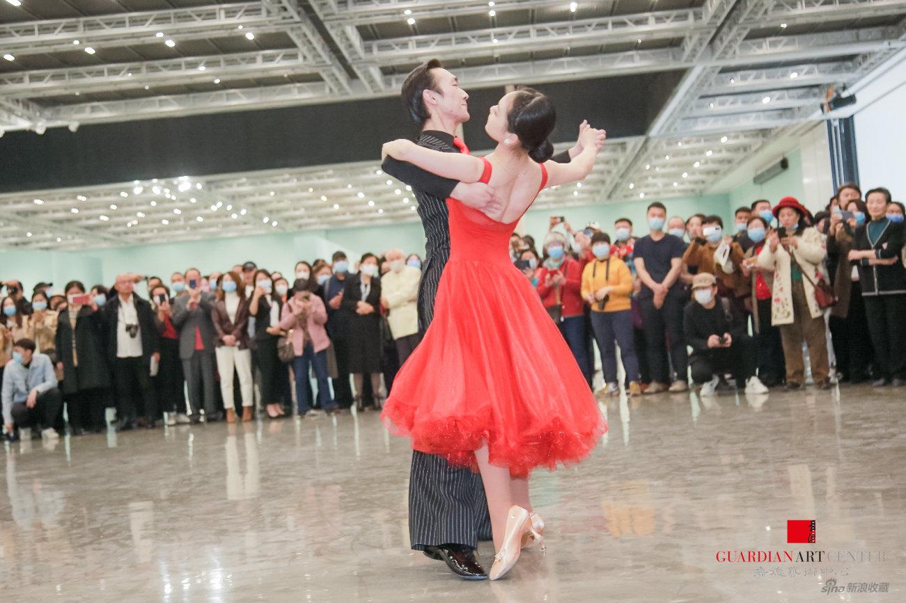 展览现场,舞蹈演员跳起热情的国标舞,致敬高占祥先生为舞蹈艺术做出的贡献