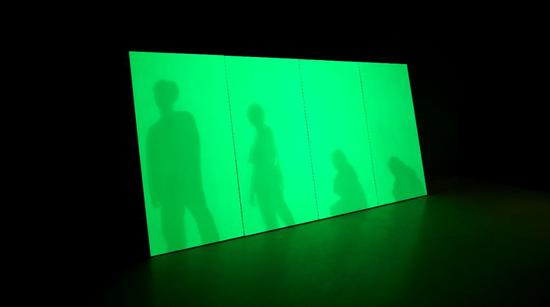 《我是你的影子，也是你 》混合媒介装置（闪光灯、感光材料）尺寸可变  罗中立美术馆 / 重庆  2018