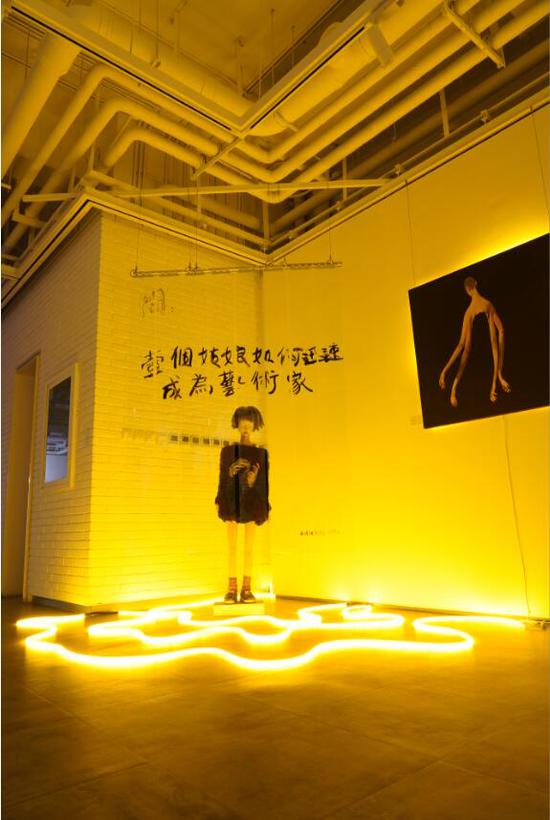 《愿你永远是个小女孩》2017 朱仲鱼, 樟木、水貂毛、电机等;《谢堃是个小垃圾》2020 谢堃,PVC,钢,灯带