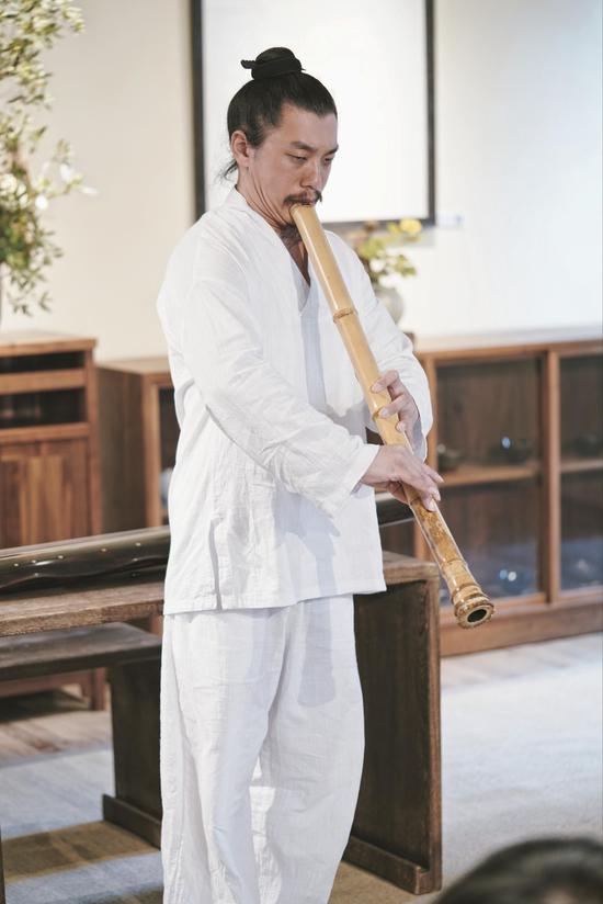 开幕式现场:郭关吹奏尺八