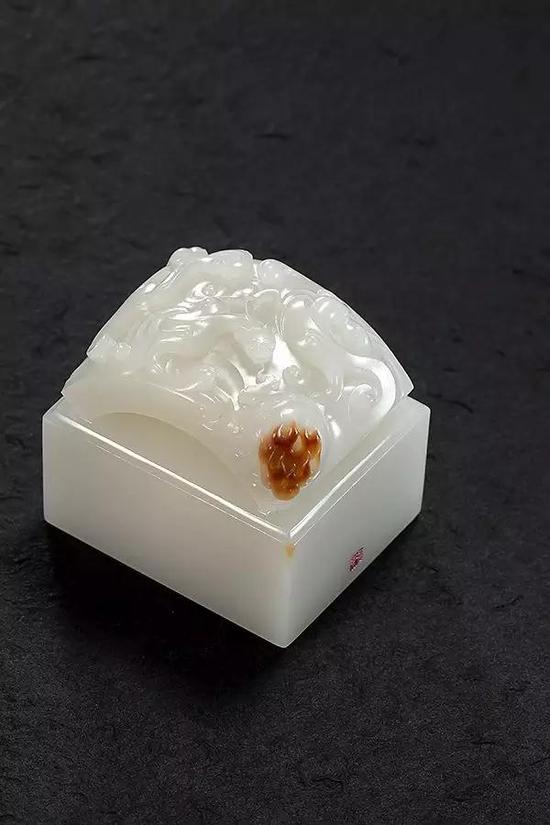 玉籽料如意龙凤覆瓦钮印章 　　作者：葛洪 　　6.2×5.9×5.0cm 395g 　　款识：纤