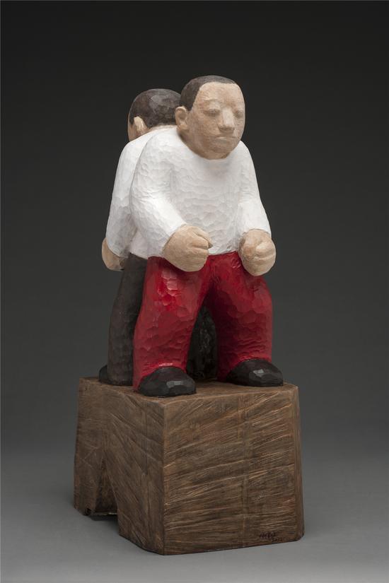 任俊华 背靠背 2017 香樟木着色 28×40×73cm