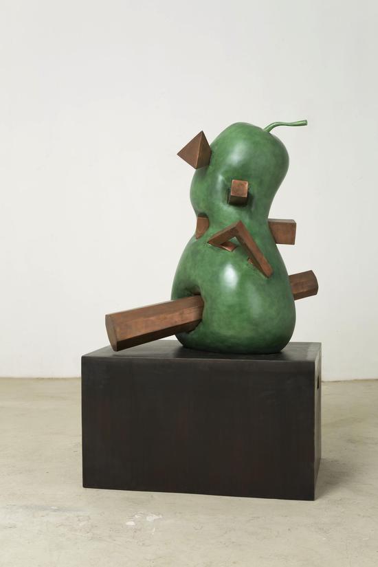 逆袭—冬瓜70X58X115(H)CM 不锈钢，黄铜,丙烯着色，2014