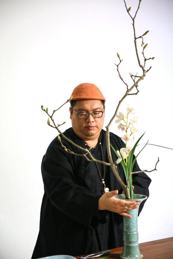 中国传统插花传承者——孙可 字露申,京华人士。受家学影响,自幼研习传统插花,从业二十年余年。善因華道传统插花研究会——创立者 。曹洞佛学院*佛教艺术系*——特聘教授。《中国插花简史》——作者,商务印书馆出版。《佛教文化》佛前供花专栏撰稿 。