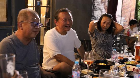 左起著名的作家、导演:张弛、收藏家楼有朋先生(张伯驹的外孙,张伯驹是民国时期著名的鉴赏家,曾经捐赠了很多艺术品到故宫)