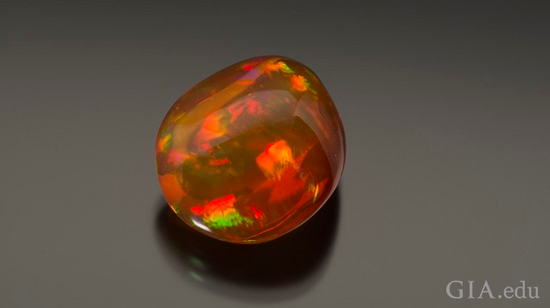 来自埃塞俄比亚米泽佐的火蛋白石表现出强烈的色彩。