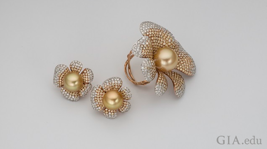 这款南洋珍珠戒指和耳环套装与浓郁的橙色色彩形成柔美对比，宛若傍晚的落日余晖。由香港永恒钻石有限公司友情提供。