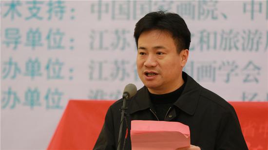 江苏省中国画学会副会长翟优宣读中国美协会名誉主席冯远的贺辞