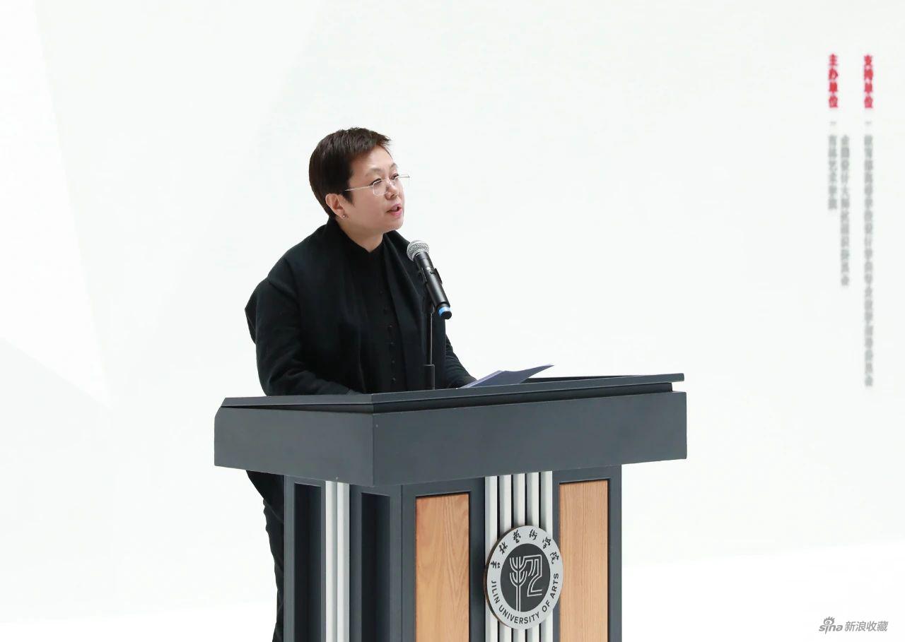 开幕式由吉林艺术学院美术馆副馆长张红梅主持