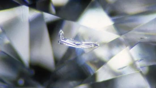 飞机 　　飞机状内含物是钻石中的典型钻石晶体。