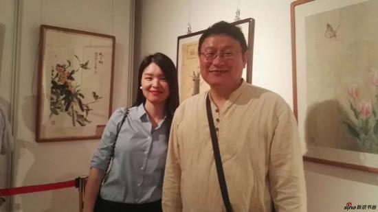 东南大学副教授硕导、南京市花鸟画研究会常务理事程万里先生和参展艺术家合影