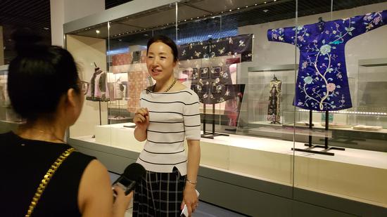 北京艺术博物馆副馆长李秀青接受记者采访