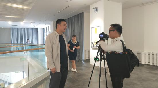 艺术家李向磊接受媒体采访