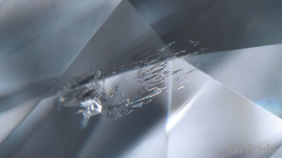 图 3：一颗 0.21 克拉蓝色钻石中的硅酸钙内含物，视野宽度 1.42 毫米。这种内含物证明，钻石生长在地幔极深处。摄影：Evan M。 Smith（埃文·M。·史密斯）。