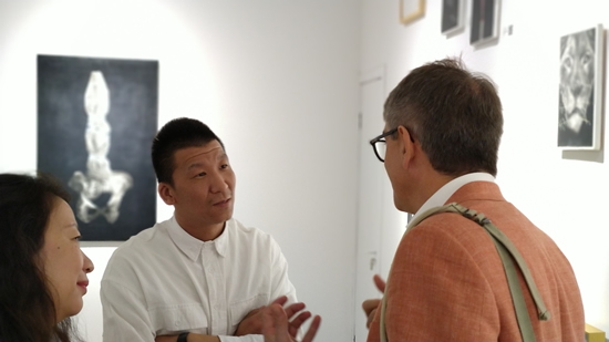 中:艺术家王宁与游人交谈