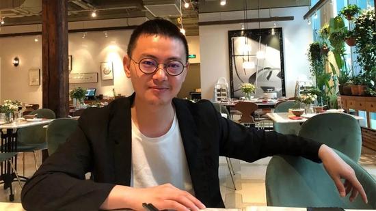 　　崔扬，ATCC阿特伙伴（北京）数据科技有限公司创始人、首席执行官CEO，ARTC阿特莱尔（北京）艺术顾问有限公司创始人、首席运营官COO，iOART.com上海哎哦网络科技有限公司执行董事，青年收藏家。