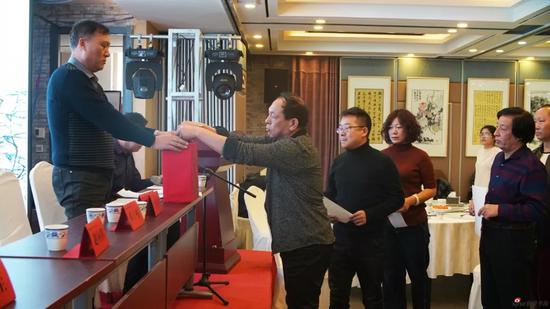 赤峰市文聯組聯部主任錢衛東同志監督并主持大會代表投票選舉