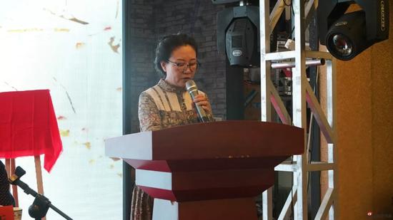 市文聯組聯部張雅琴宣讀《關于赤峰畫院院委會擬定名單》