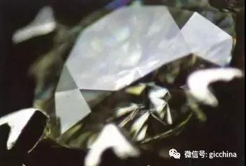 钻石可以看到清晰的棱线