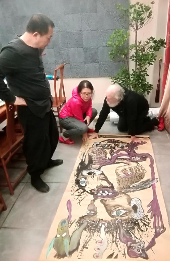 法国界外艺术双年展组委会主席吉·达勒维、主要艺术家洛翰、巴黎大皇宫策展人之一如埃尔·凯斯班以及翻译曲晓蕊博士不辞远行辛苦,晚宴后就与此次策展人张天志教授连夜挑选着参展作品。